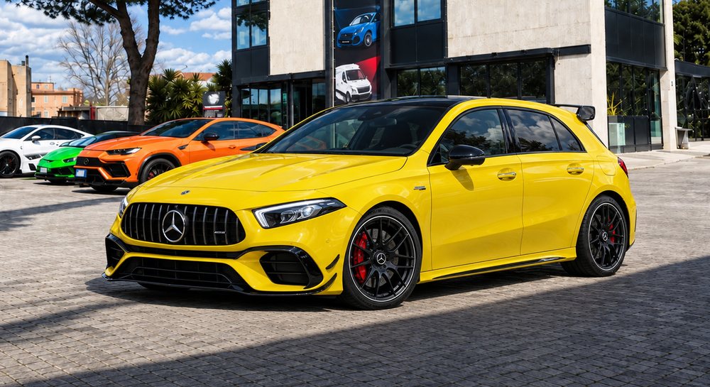 Mercedes-AMG A 45 gialla davanti alla sede Skylimit