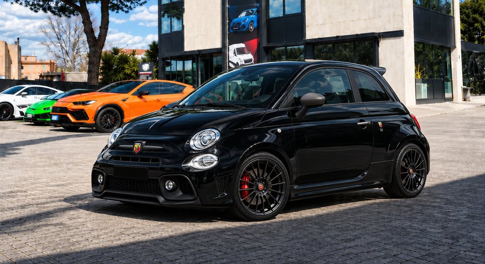 Abarth nera davanti alla sede Skylimit