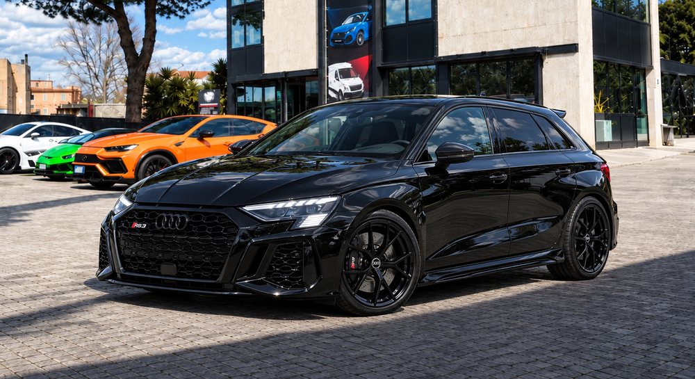 Audi RS 3 nera davanti alla sede Skylimit