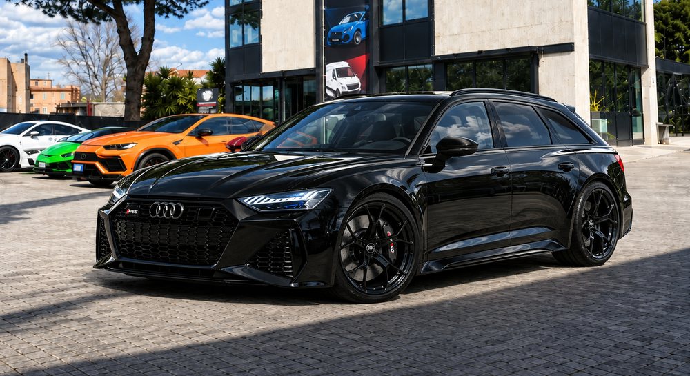 Audi RS 6 Avant nera davanti alla sede Skylimit