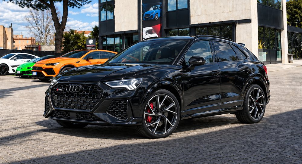 Audi RS Q3 nera davanti alla sede Skylimit